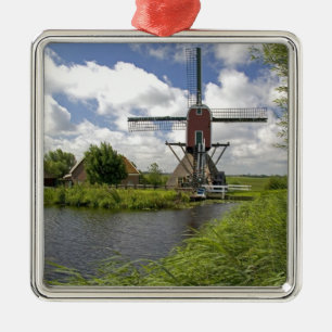 Molen langs een kanaal ten oosten van Leiden in de Metalen Ornament