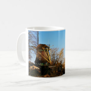 Molens in Nederlands landschap. Koffiemok