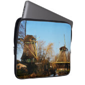 Molens in Nederlands landschap. Laptop Sleeve (Voorkant Rechts)