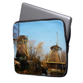 Molens in Nederlands landschap. Laptop Sleeve (Voorkant Links)