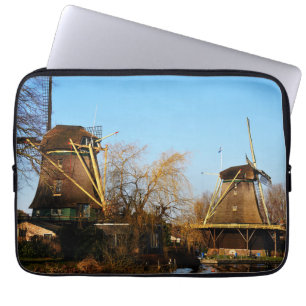 Molens in Nederlands landschap. Laptop Sleeve