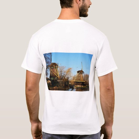 Molens in Nederlands landschap. T-shirt (Achterkant)