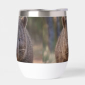 "Mollige Charme: De Schattige Australische Wombat" (Links)