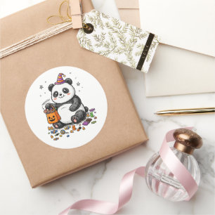 Mollige Halloweenpanda met snoepbuik en heksenkop Ronde Sticker