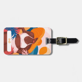 Mollige zwarte vrouw, klaar voor vakantie aan het bagagelabel