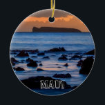 Molokini uit Maui Keramisch Ornament<br><div class="desc">Een lange blootstelling van glad water lang na zonsondergang voor een kalmerend strandgrafisch afbeelding in verticaal formaat. De populaire snorkeling bestemming van Molokini is op afstand.</div>