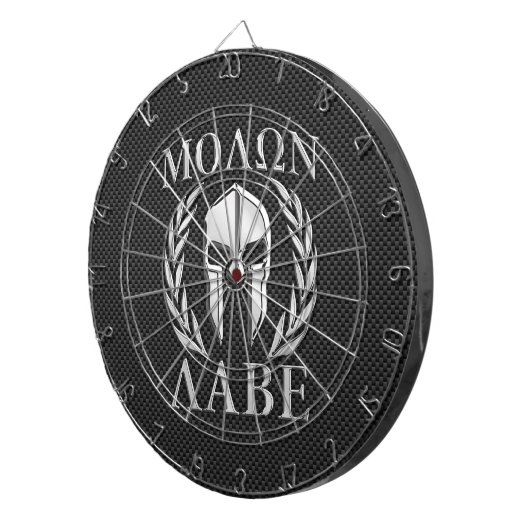 Molon Labe Chrome Spartan Helmet over koolstofveze Dartbord (Voorkant Rechts)