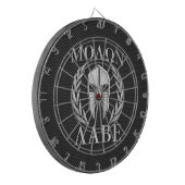 Molon Labe Chrome Spartan Helmet over koolstofveze Dartbord (Voorkant Links)
