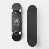 Molon Labe Chrome Spartan Helmet over koolstofveze Skateboard (Voorkant)