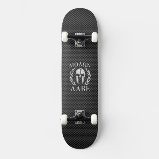 Molon Labe Chrome Spartan Helmet over koolstofveze Skateboard (Voorkant)
