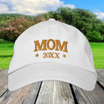 MOM 20XX geborduurd honkbalgoud/wit pet<br><div class="desc">Ingeborduurde Petten: Klassiek gouden/witte mode baseball pet met de tekst "MOM" en aangepast jaar 20XX voor verse moeders,  moederdag,  verjaardagen/petten van de familie</div>