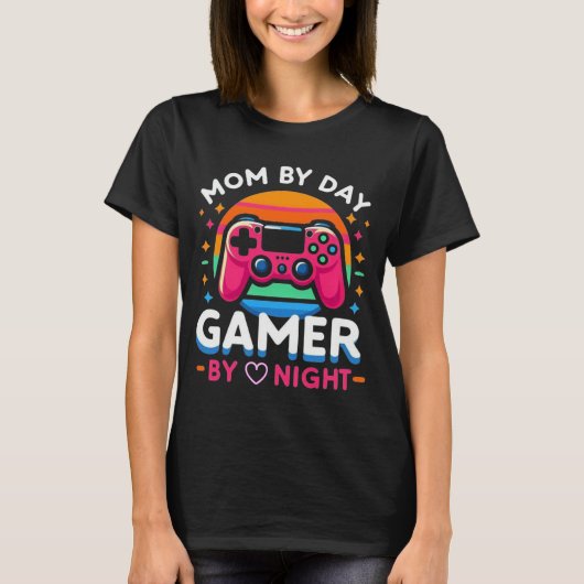 Mom By Day, Gamer By Night: Retro Sunset Pink T-shirt (Voorkant)