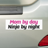 Mom By Day Ninja beroemd gemaakt door Night Bumpersticker (Op auto)