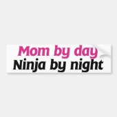 Mom By Day Ninja beroemd gemaakt door Night Bumpersticker (Voorkant)