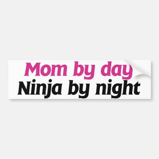 Mom By Day Ninja beroemd gemaakt door Night Bumpersticker (Voorkant)