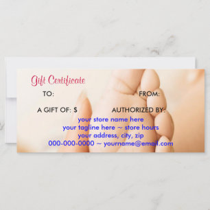 MOM die houder is van een Baby-voet-cadeaubonrack