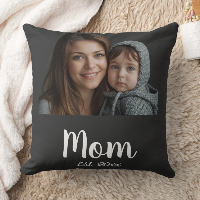 Mom Est. with year Black Modern Script and photo  Kussen (Deken)