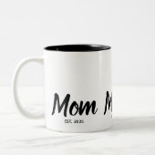  Mom Established Black Script Custom Year Tweekleurige Koffiemok (Links)