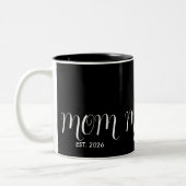 Mom Established Black Script New Mom Gift  Tweekleurige Koffiemok (Links)