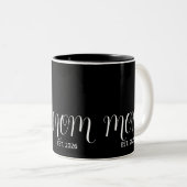Mom Established Black Script New Mom Gift  Tweekleurige Koffiemok (Voorkant rechts)