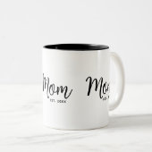 Mom Established Date Black Script New Mom Gift Fun Tweekleurige Koffiemok (Voorkant rechts)