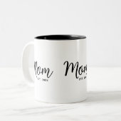 Mom Established Date Black Script New Mom Gift Fun Tweekleurige Koffiemok (Voorkant links)