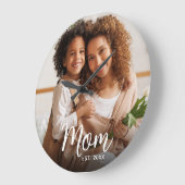 Mom Established Date White Script Custom Photo Grote Klok (Hoek)