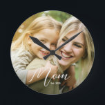 Mom Established Modern Script Photo Ronde Klok<br><div class="desc">Celebrate your First Mothers Day with this soft modern Script "Mom Established Modern Script Photo Round Clock". This Custom Mom Established Year Photo Clock is the perfect New Mom Gift, and also great for veteran moms. This modern mom style clock makes a wonderful gift for so many gift occasions, such...</div>