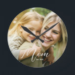Mom Established Modern Script Photo Ronde Klok<br><div class="desc">Celebrate your First Mothers Day with this soft modern Script "Mom Established Modern Script Photo Round Clock". This Custom Mom Established Year Photo Clock is the perfect New Mom Gift, and also great for veteran moms. This modern mom style clock makes a wonderful gift for so many gift occasions, such...</div>