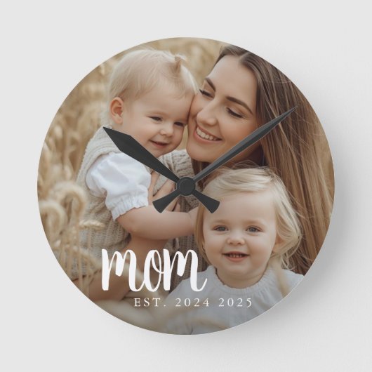 Mom Established Modern White Script Photo Ronde Klok (Voorkant)