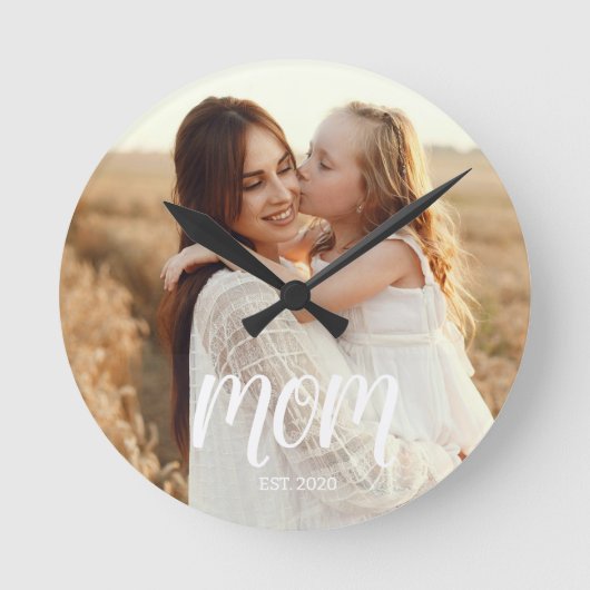 Mom Established Modern White Script Photo Ronde Klok (Voorkant)