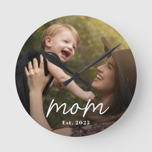 Mom Established Modern White Script Photo Ronde Klok (Voorkant)