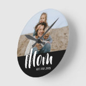 Mom Established Modern White Script Photo Ronde Klok (Hoek)
