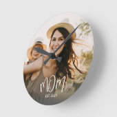 Mom Established Modern White Script Photo Round Cl Ronde Klok (Hoek)