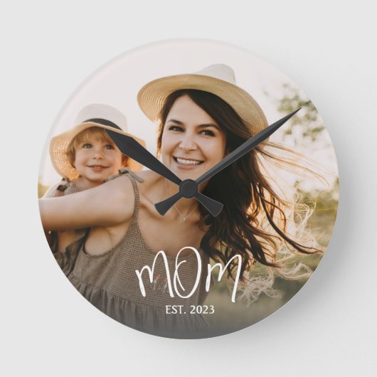 Mom Established Modern White Script Photo Round Cl Ronde Klok (Voorkant)