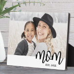 Mom Established Mother's Day Gift Photo Fotoplaat<br><div class="desc">Simple Mom Personalized Standing Photo Plaque. Celebrate motherhood with this minimalist design featuring the word “mom” in lowercase serif font for a warm and playful look. A white band runs along the bottom, where the text overlaps between the white and the photo for a clean, modern touch. You can add...</div>