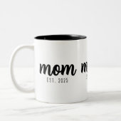 Mom Established New Mom Gift  Tweekleurige Koffiemok (Links)