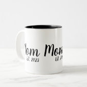 Mom Established New Mom Gift Tweekleurige Koffiemok (Voorkant links)
