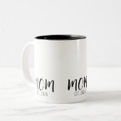 Mom Established New Mom Gift Tweekleurige Koffiemok (Voorkant links)