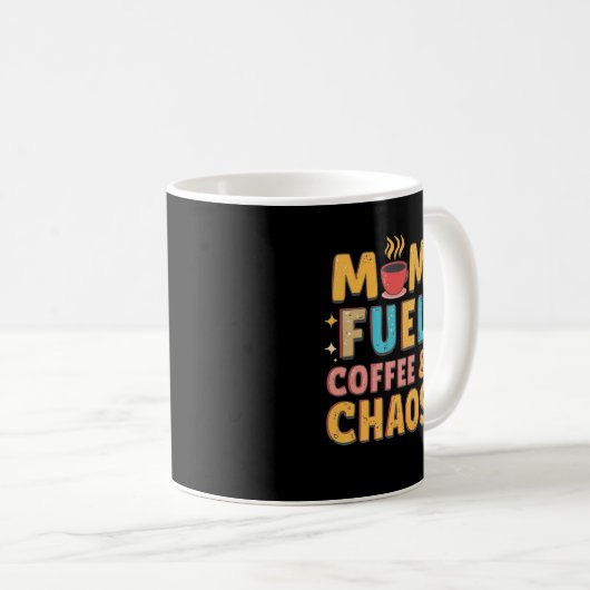 Mom Fuel Coffee & Chaos beroemd gemaakt door Funny Koffiemok (Voorkant rechts)