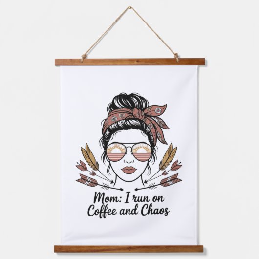 Mom I Run On Coffee And Chaos Hangend Wandkleed (Voorkant)
