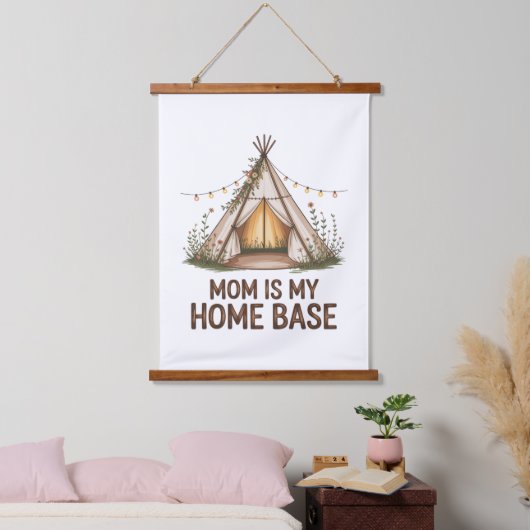 Mom Is My Home Base Hangend Wandkleed (Slaapkamer)