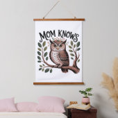 Mom Knows Hangend Wandkleed (Slaapkamer)