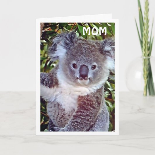 MOM="KOALA VERJAARDAG GROETEN" VIER JE DAG! KAART (Voorkant)