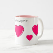 "MOM" met roze harten koffie of thee mok. Tweekleurige Koffiemok (Voorkant rechts)