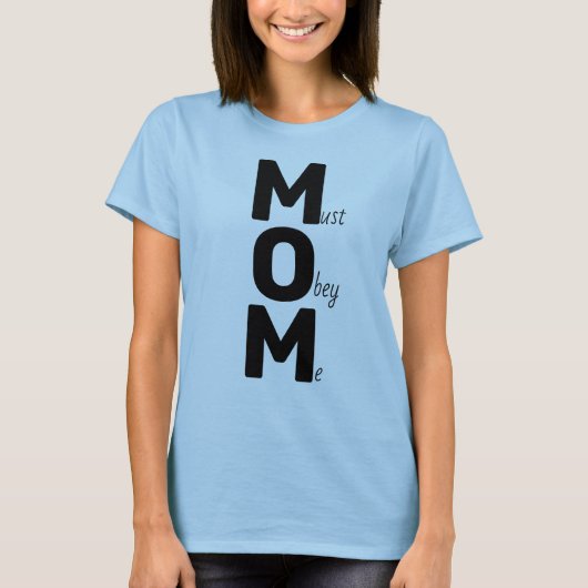 MOM (moet me gehoorzamen) Gezegde zwarte tekst T-s T-shirt (Voorkant)