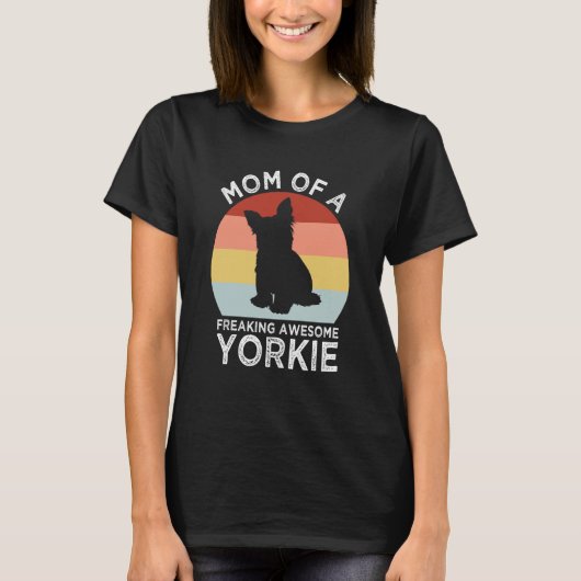 Mom of a Freaking Awesome Yorkie Yorkshire Terrier T-shirt (Voorkant)
