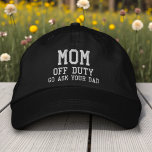 Mom of Duty Eenvoudige moderne typografie Custom Geborduurde Pet<br><div class="desc">Mom Off Duty Simple Modern Typography Custom Embroidered Baseball Pet bevat de eenvoudige,  moderne geborduurde tekst "Mom,  off duty,  Go ask your dad". Perfect als cadeau voor mama voor Moederdag,  Kerstmis,  verjaardag en meer. Creëer door Evco Studio www.zazzle.com/store/evcostudio</div>