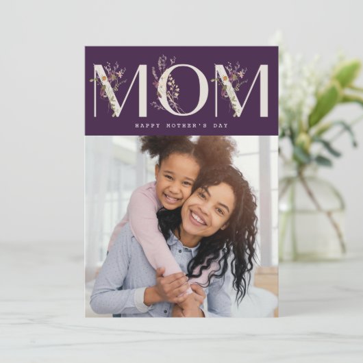 MOM | paarse moderne gelukkige moederdag Feestdagenkaart (Staand voorkant)
