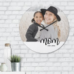 Mom Photo Grote Klok<br><div class="desc">Simple Mom Personalized Wall Clock. Celebrate motherhood with this minimalist wall clock featuring a large photo across the center for a clean, modern look. Below the photo, the word “mom” appears in a lowercase serif font on a white band for a warm and playful touch. You can personalize it with...</div>